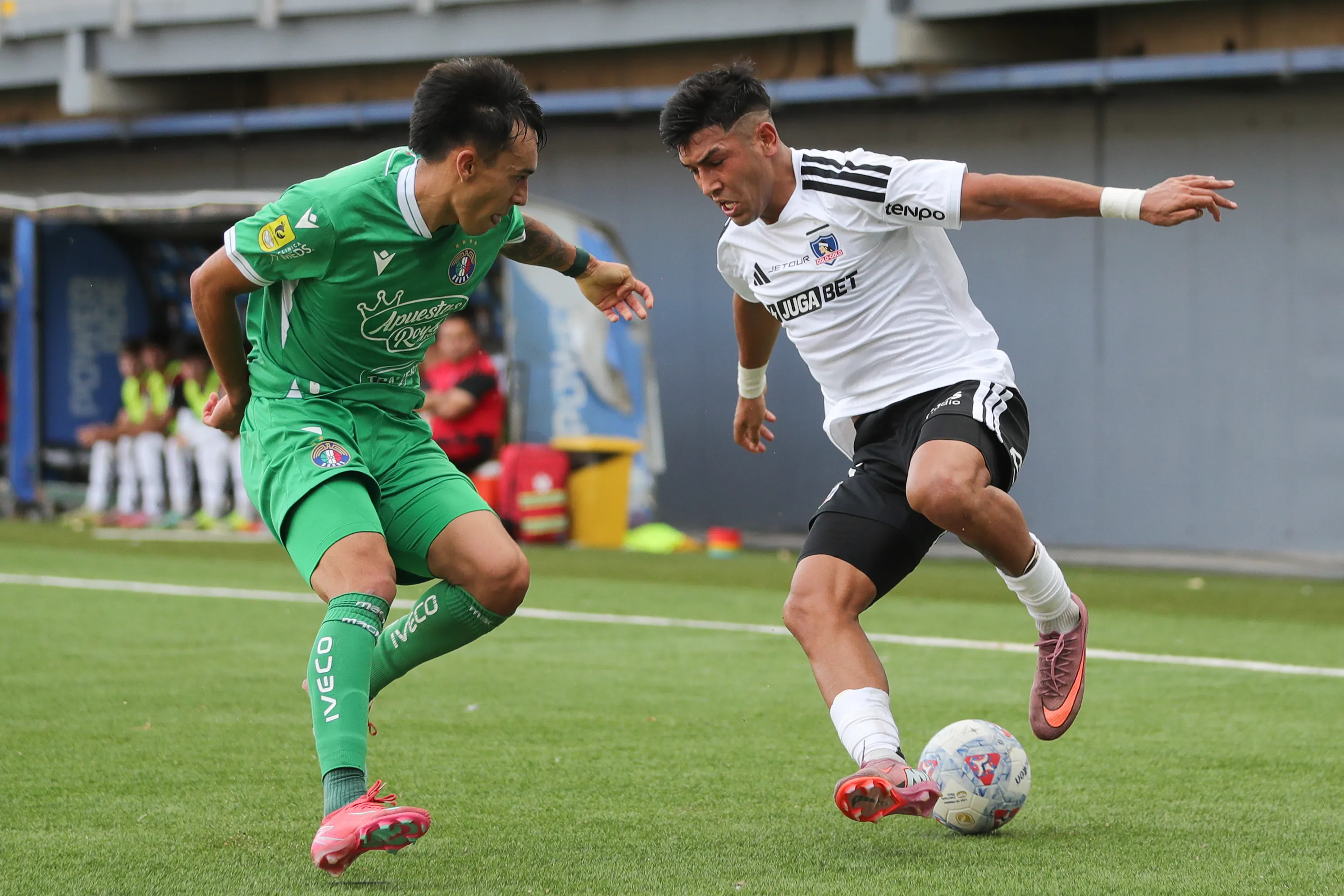 Diego Ulloa en acción frente al Audax Italiano. (Felipe Zanca/Photosport).