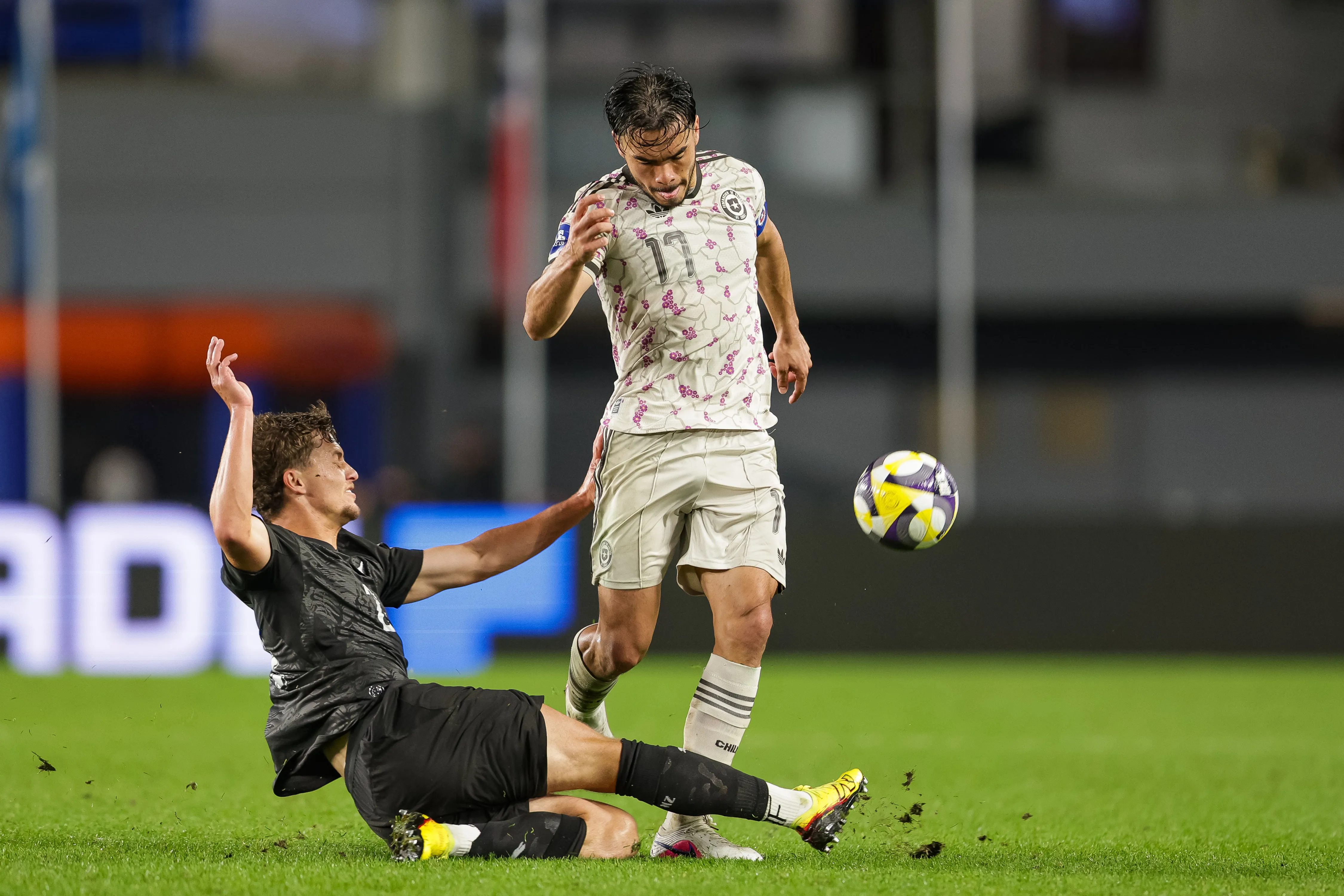 Suazo con La Roja en Oceanía: en Sevilla se preocupan. (Foto: Photosport)