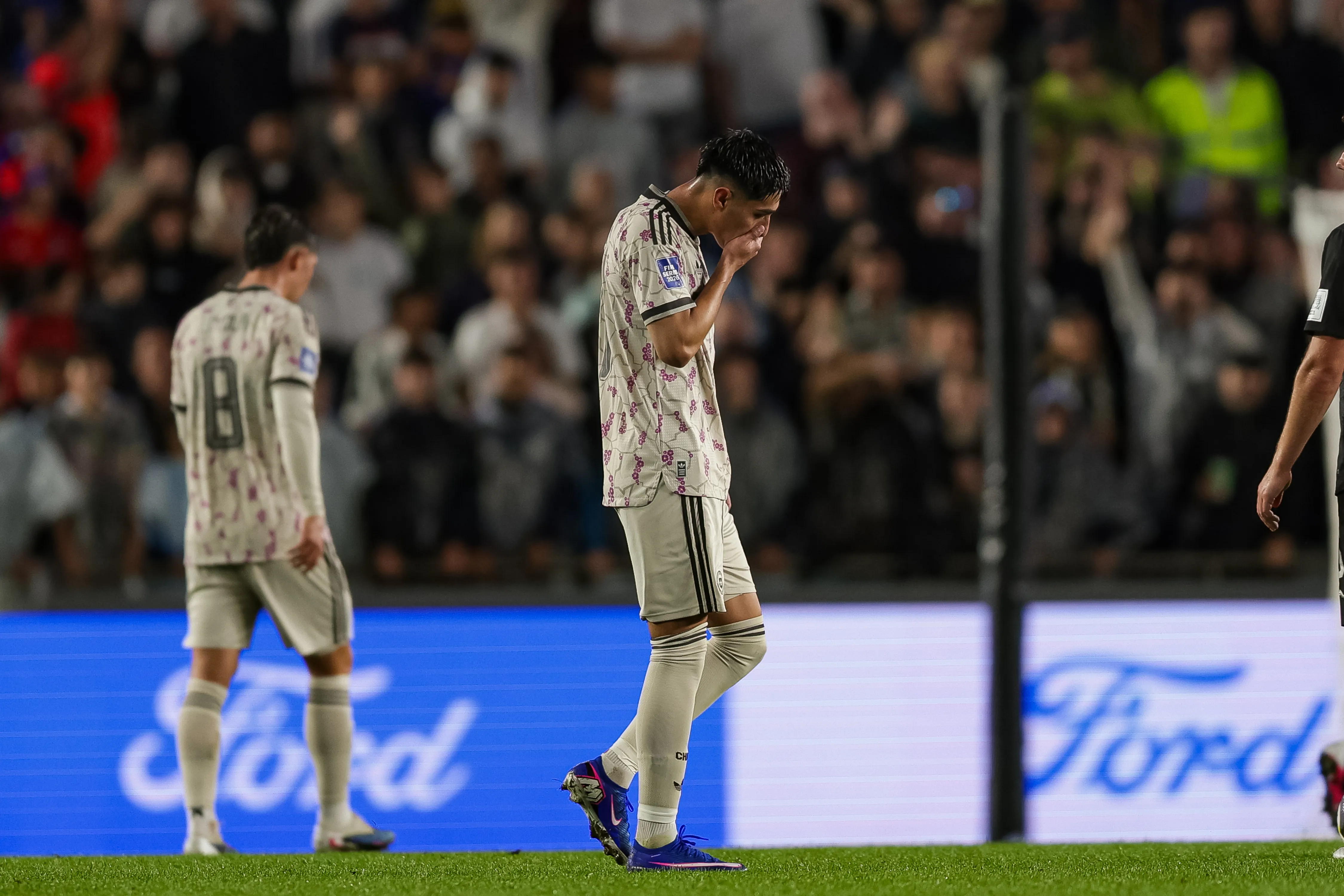 Mientras en Italia ídolos del fútbol dejan la Federación tras la eliminación en Eliminatorias, en Chile poco movimiento se ha visto. (Foto: Joshua Devenie / www.photosport.cl)