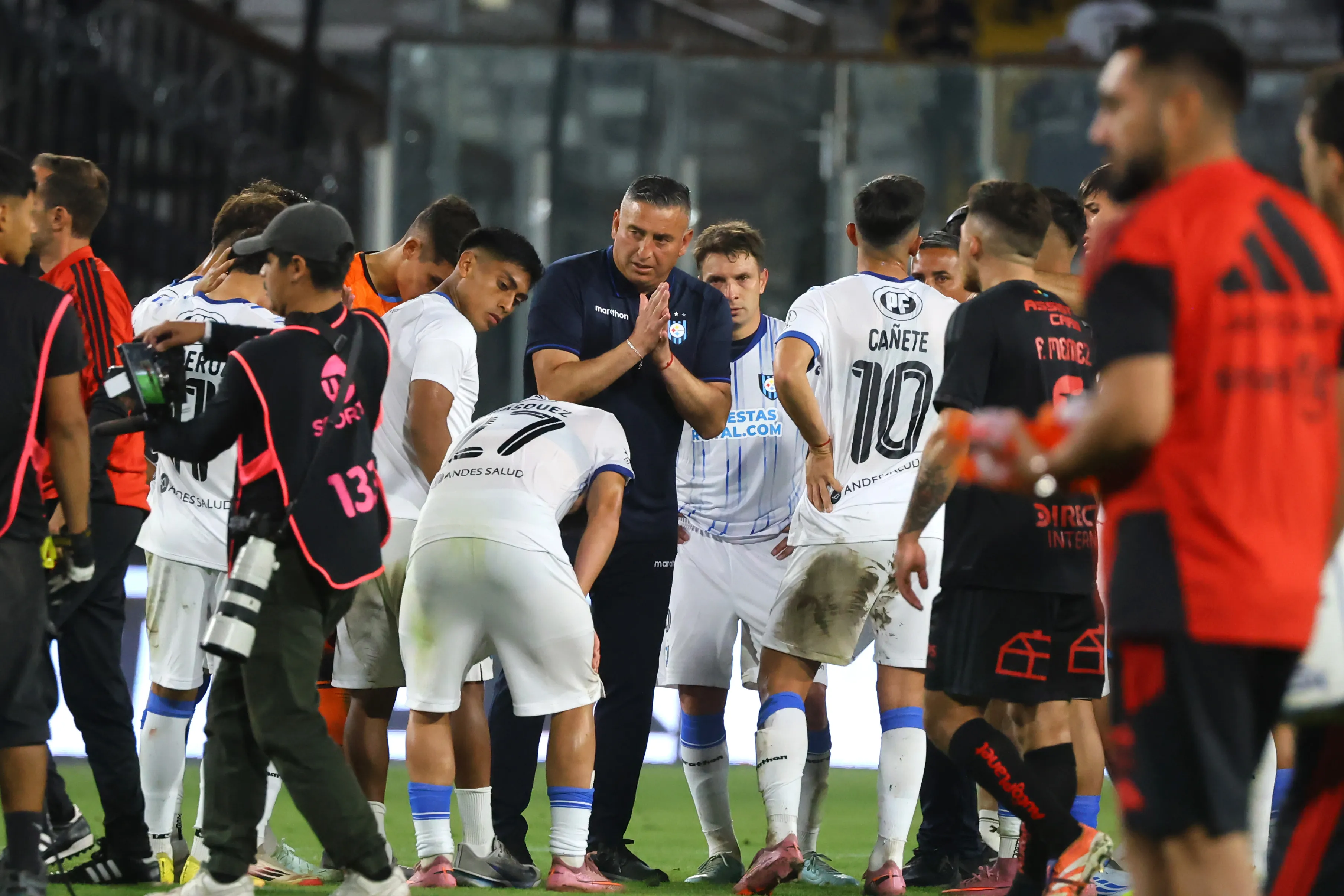 Jaime García en su habitual charla después de cada partido. (Jonnathan Oyarzun/Photosport).