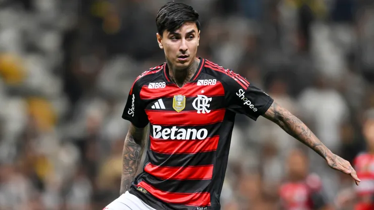 Erick Pulgar se va expulsado en goleada que sufre Flamengo.