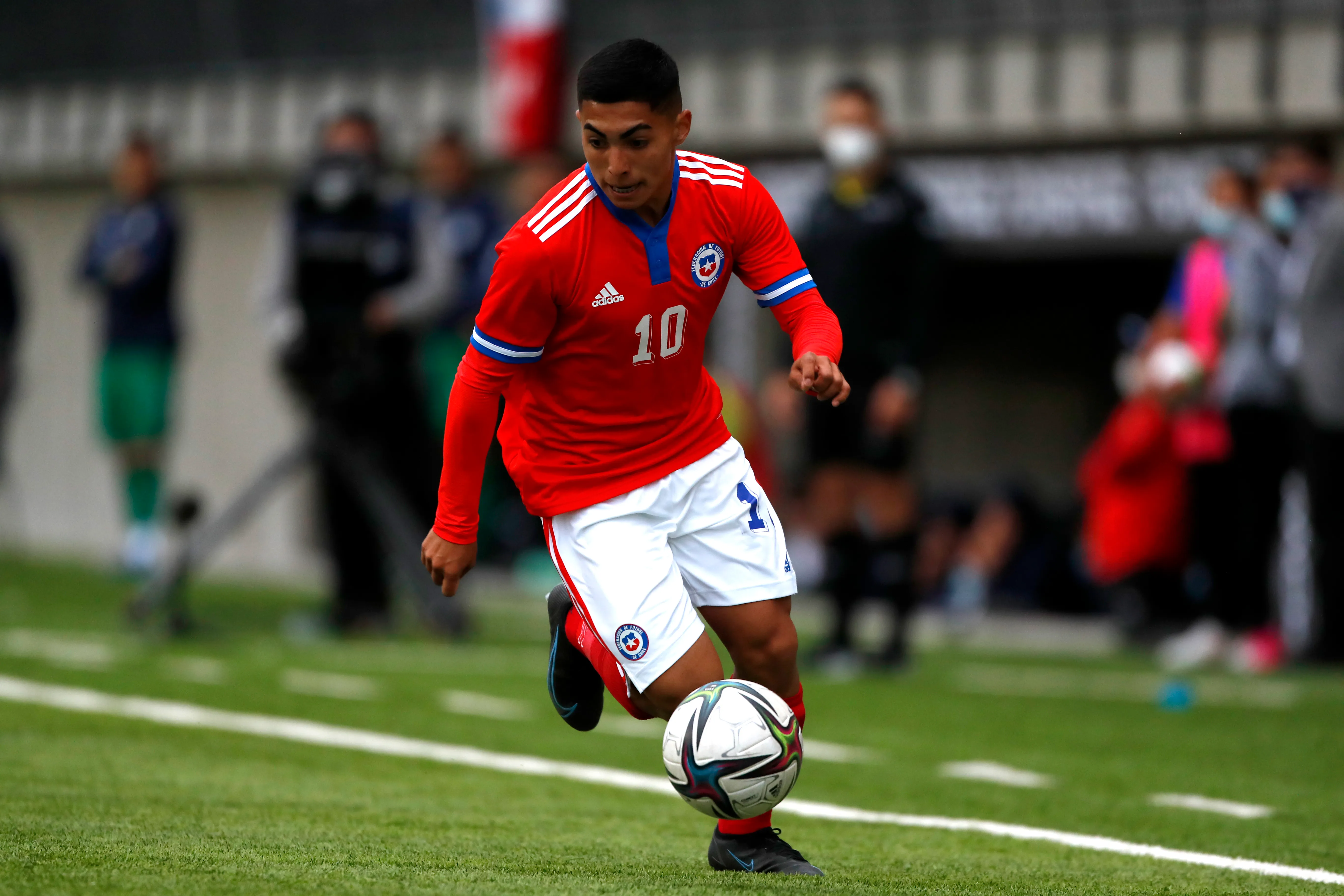 Jordhy Thompson en acción por la Roja Sub 20. A nivel adulto no ha sido convocado.  (Andres Pina/Photosport).