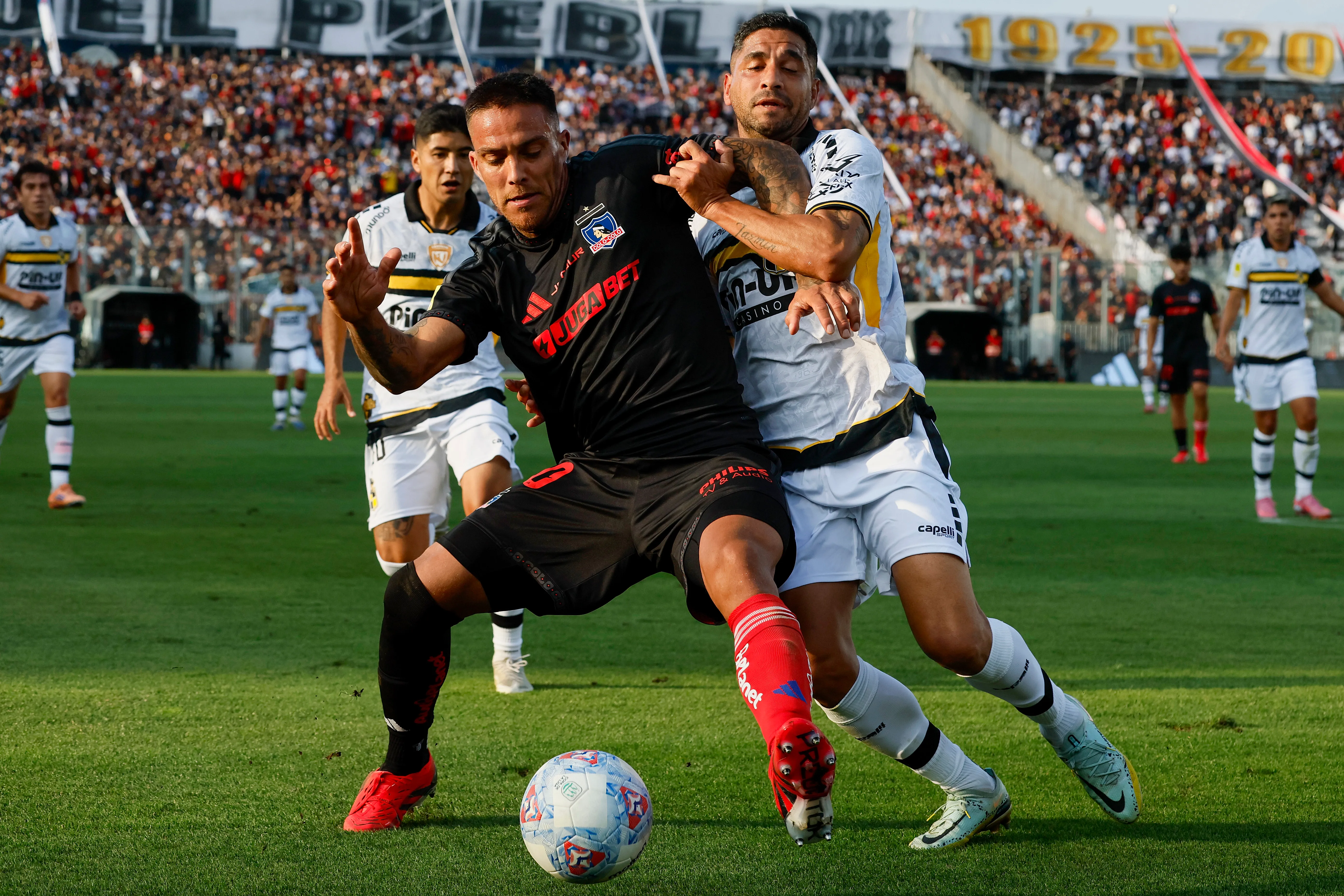 Javier Méndez en acción frente a Coquimbo Unido en el Monumental. (Andres Pina/Photosport).