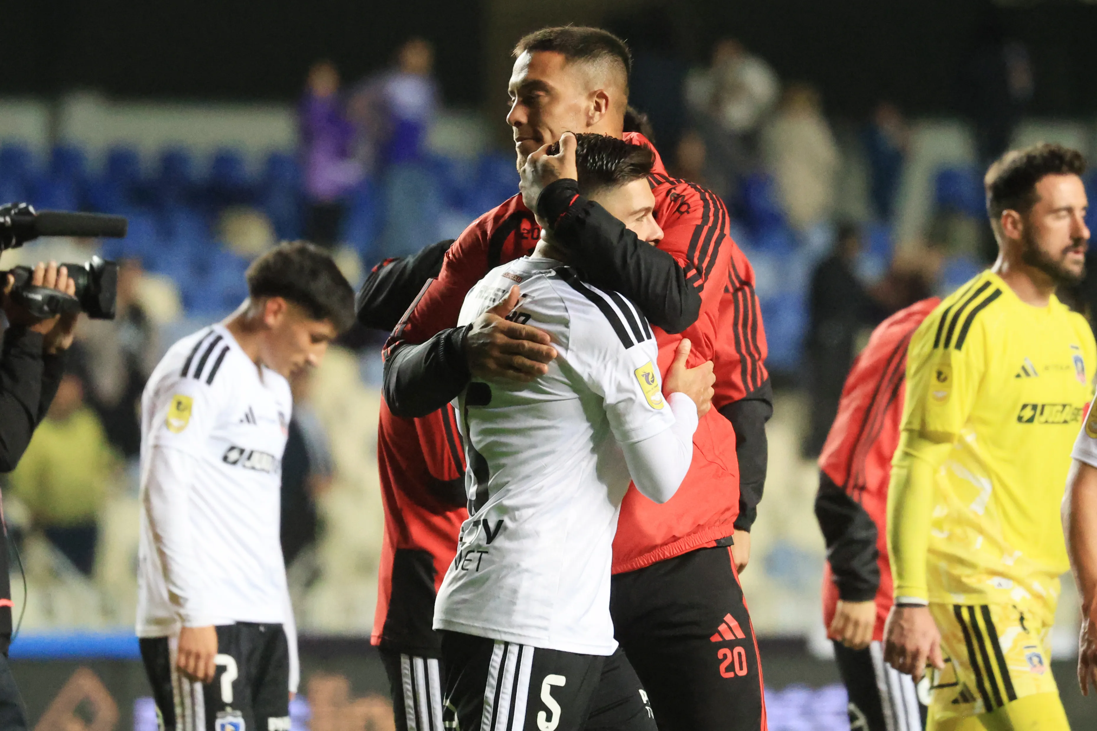 Javier Méndez abraza a Víctor Felipe Méndez en Collao, un estadio que le encantó al charrúa. (Eduardo Fortes/Photosport).