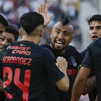 Vidal aleona a a Lea Hernández tras su primer gol en Colo Colo