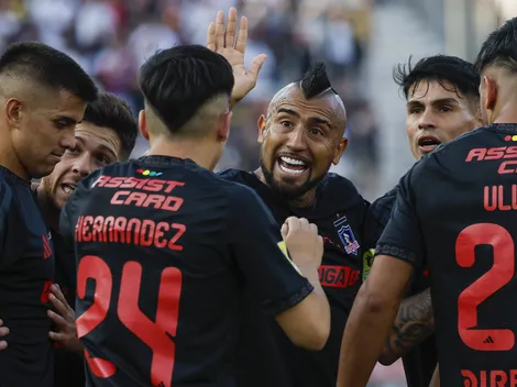 Vidal aleona a a Lea Hernández tras su primer gol en Colo Colo