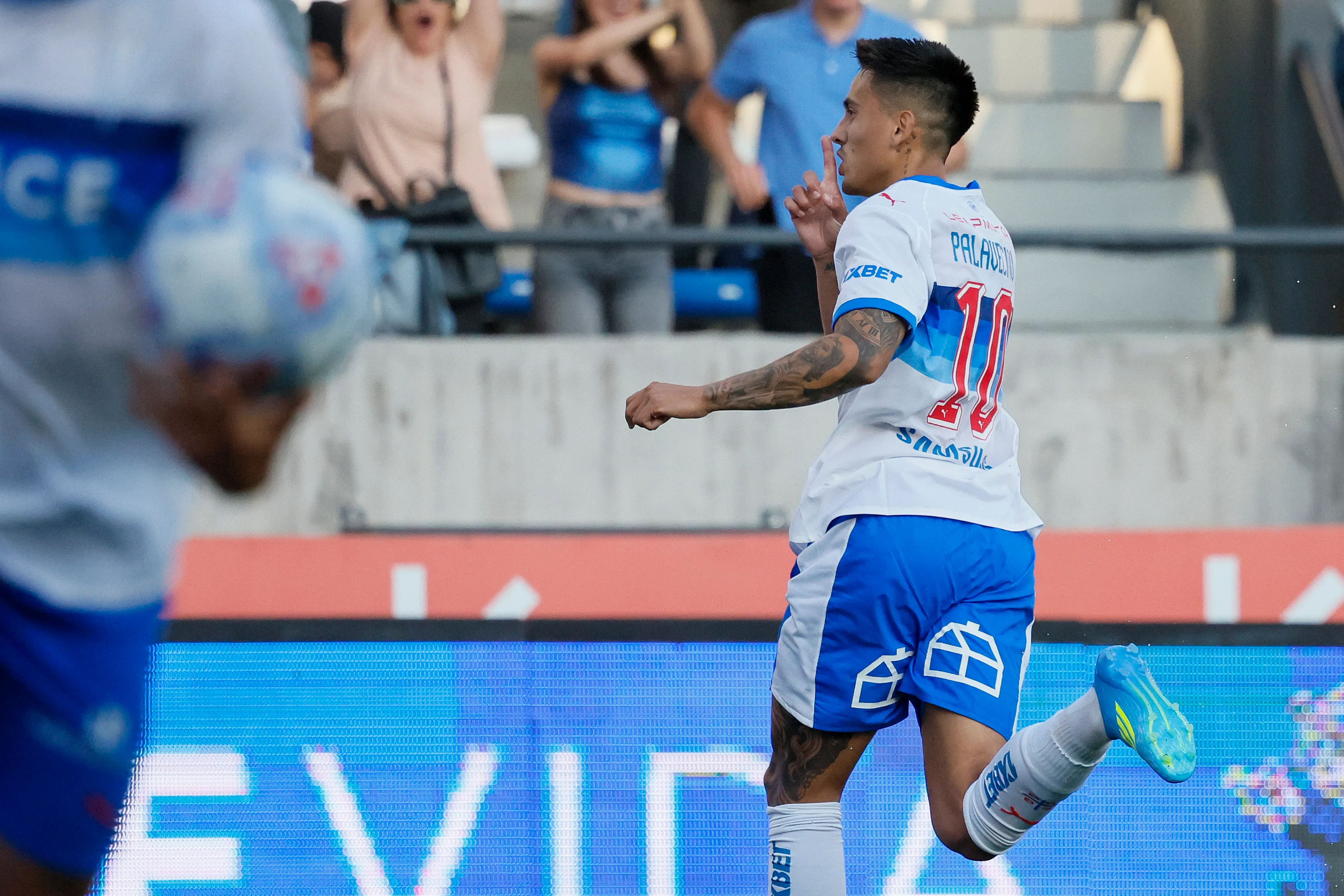 Matías Palavecino celebró así su golazo ante Palestino. (Andres Pina/Photosport).