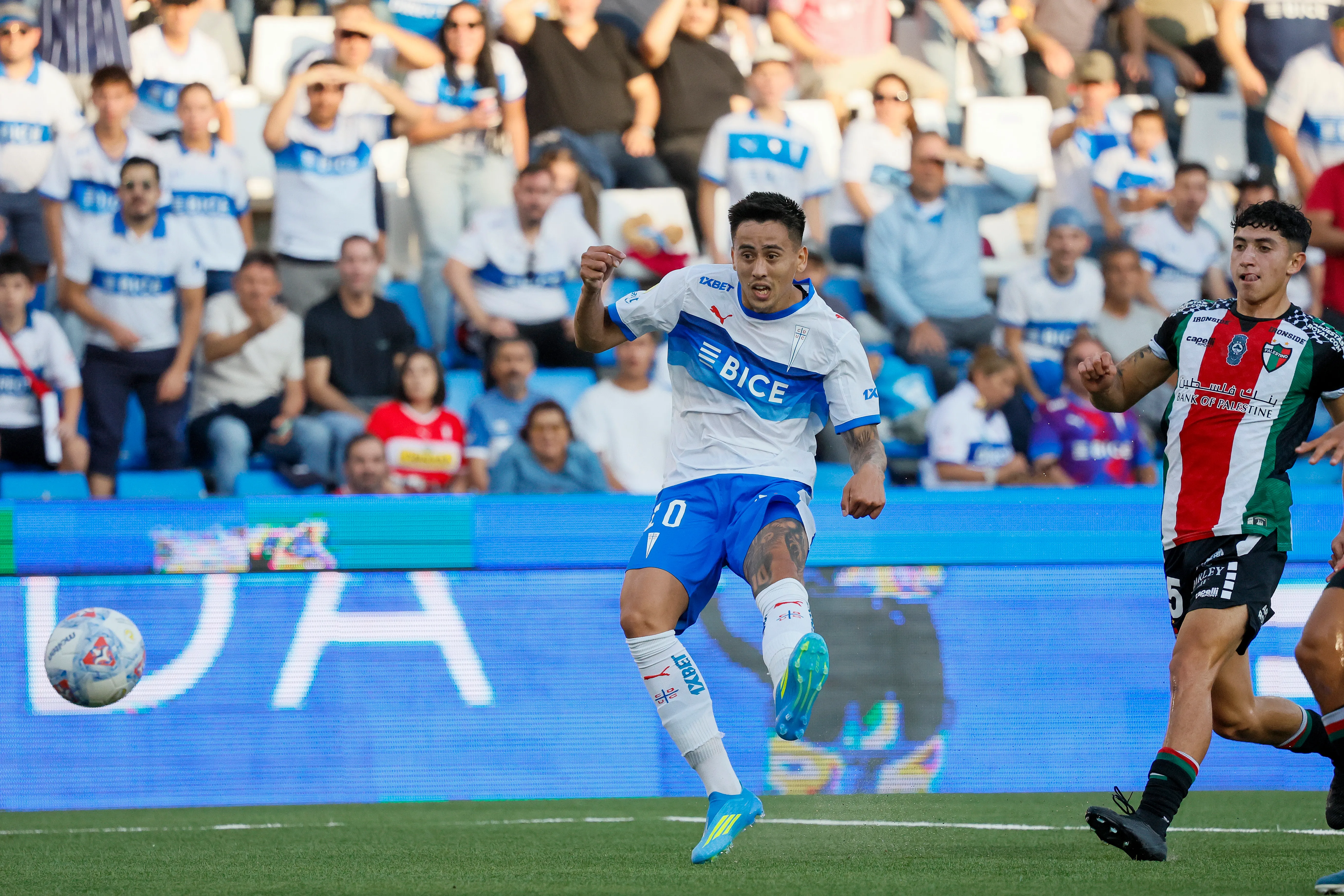 El remate de Palavecino para anotar en la UC ante el Tino. (Andres Pina/Photosport).