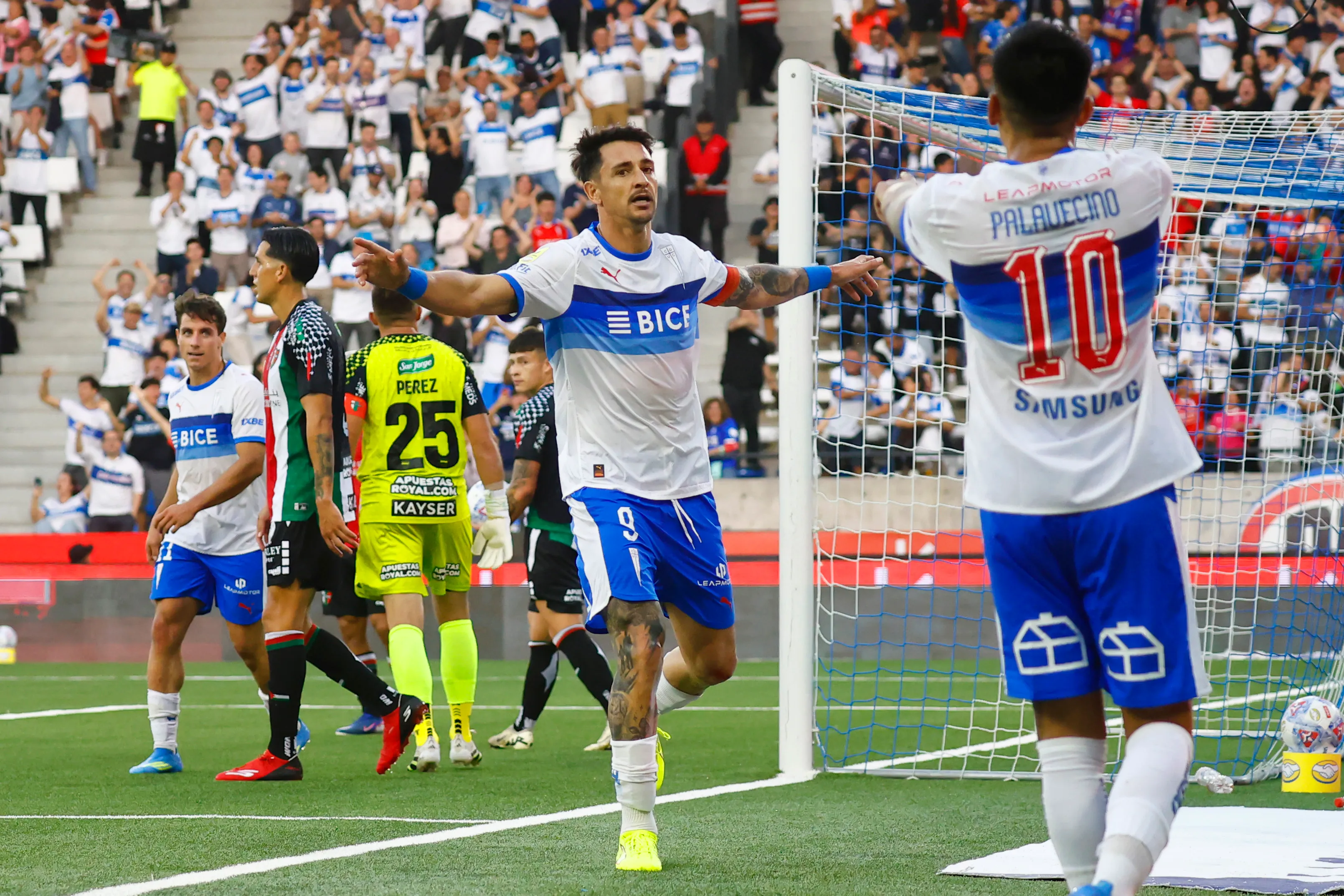 Zampedri festeja con Palavecino un golazo al Tino. (Dragomir Yankovic/Photosport