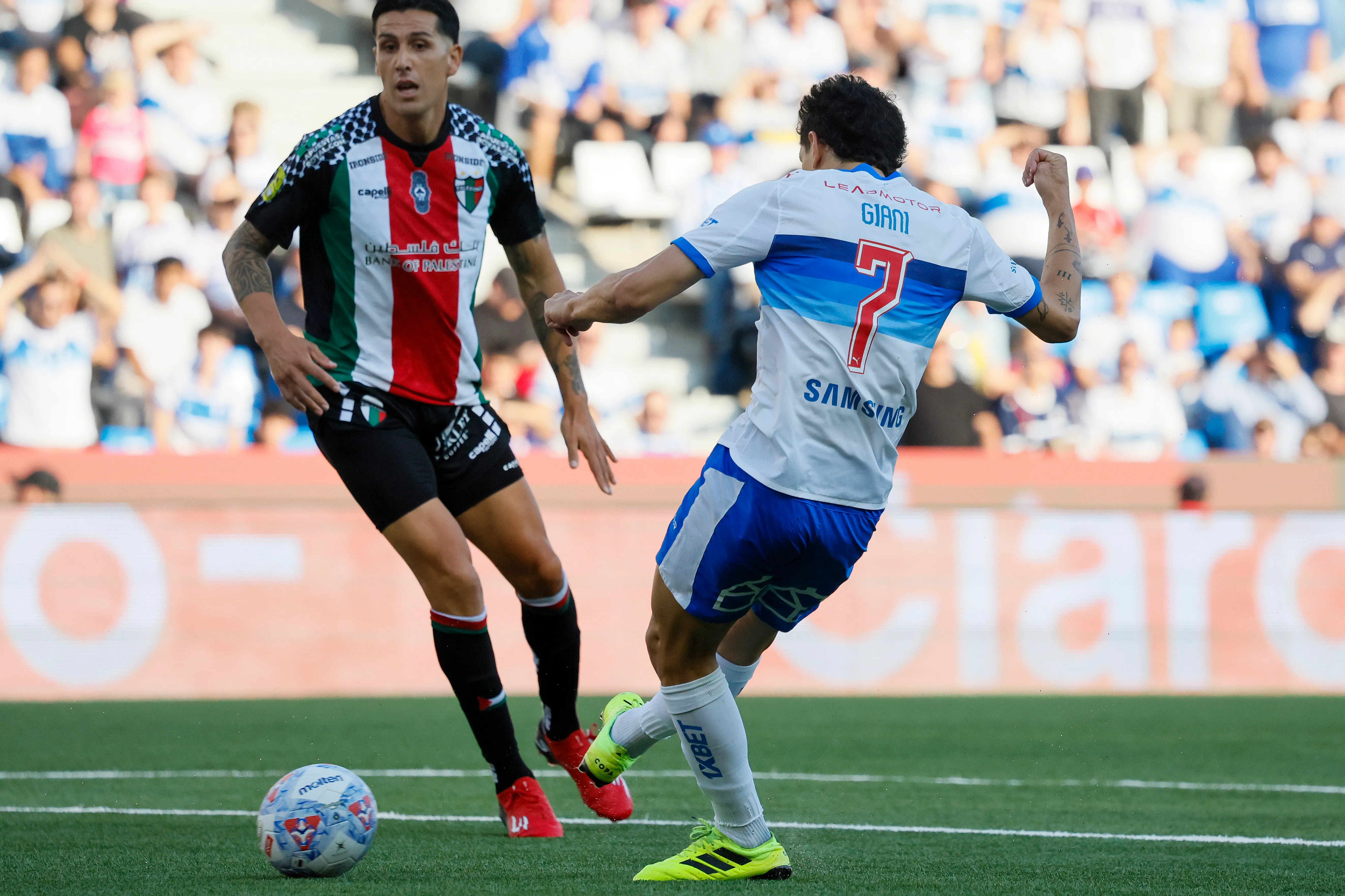 El remate de Giani para vencer a Sebastián Pérez de Palestino. (Andres Pina/Photosport).
