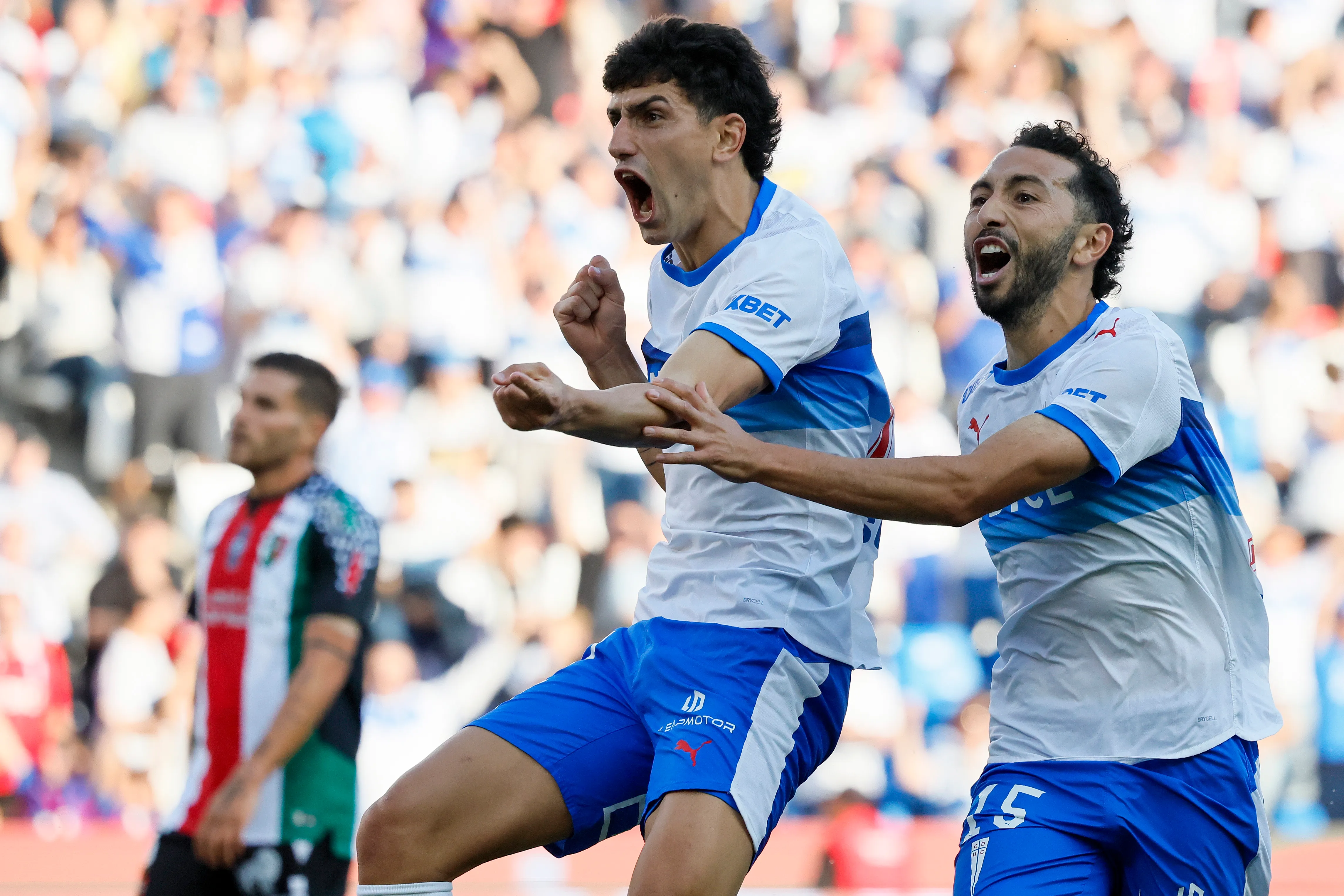 Justo Giani festeja con el Cimbi Cuevas. El argentino suma ocho goles en 13 partidos por la UC. (Andres Pina/Photosport).