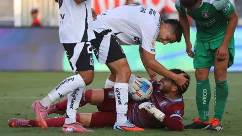 Jonathan Villagra felicita a Tomás Ahumada en un duelo entre Colo Colo y Audax.