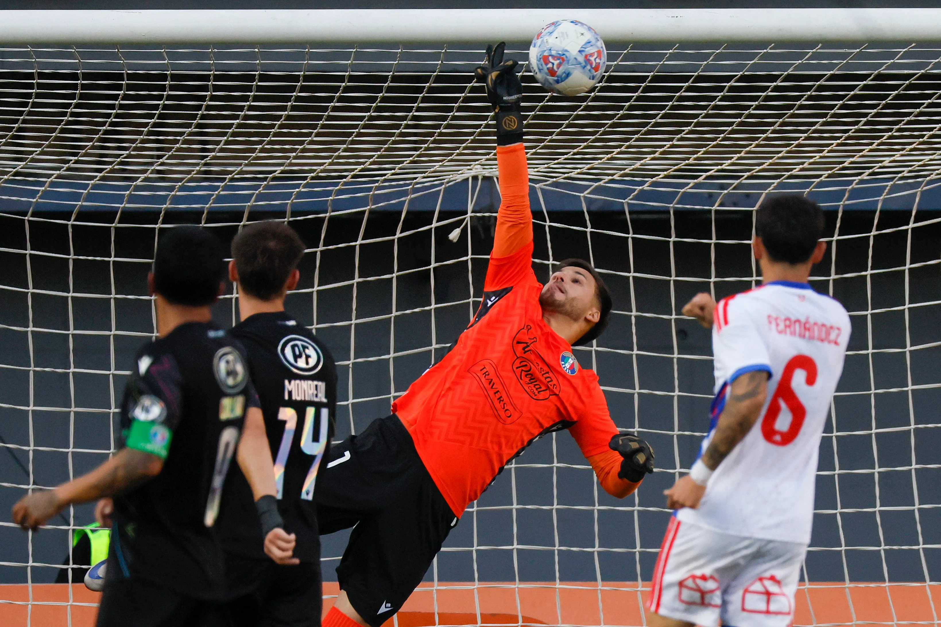 Tomás Ahumada fue clave para evitar una caída más abultada ante la U. (Andres Pina/Photosport).