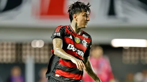Erick Pulgar fue expulsado en derrota de Flamengo ante Bragantino.