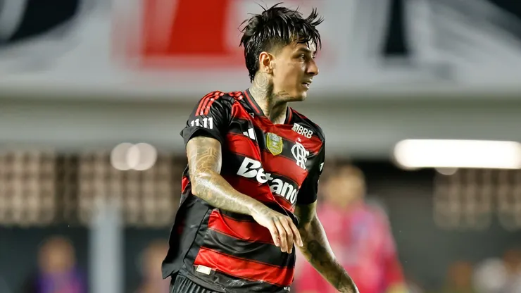 Erick Pulgar fue expulsado en derrota de Flamengo ante Bragantino.