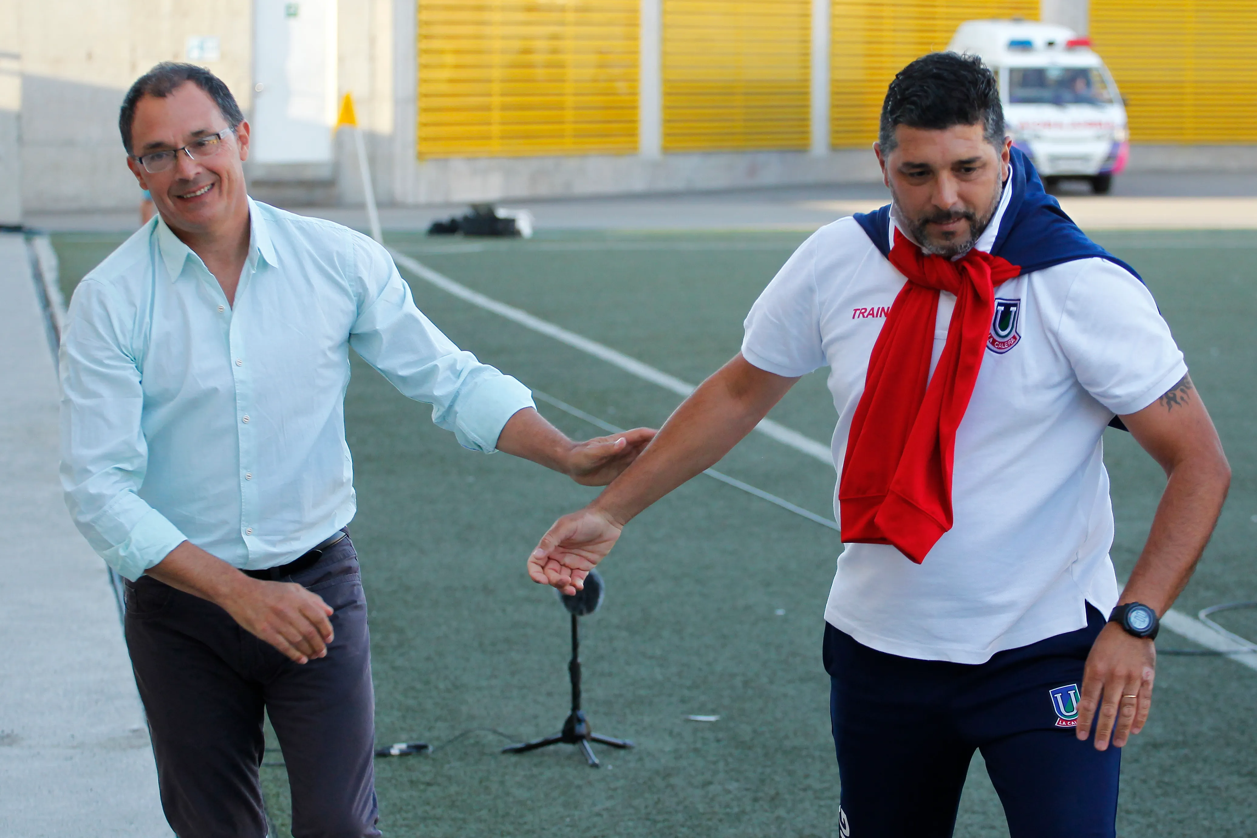 Leo Ramos con un compatriota suyo en Chile: Alfredo Arias, en ese tiempo DT de Wanderers. Luego dirigió a U de Chile. (Sebastian Cisternas/Photosport).
