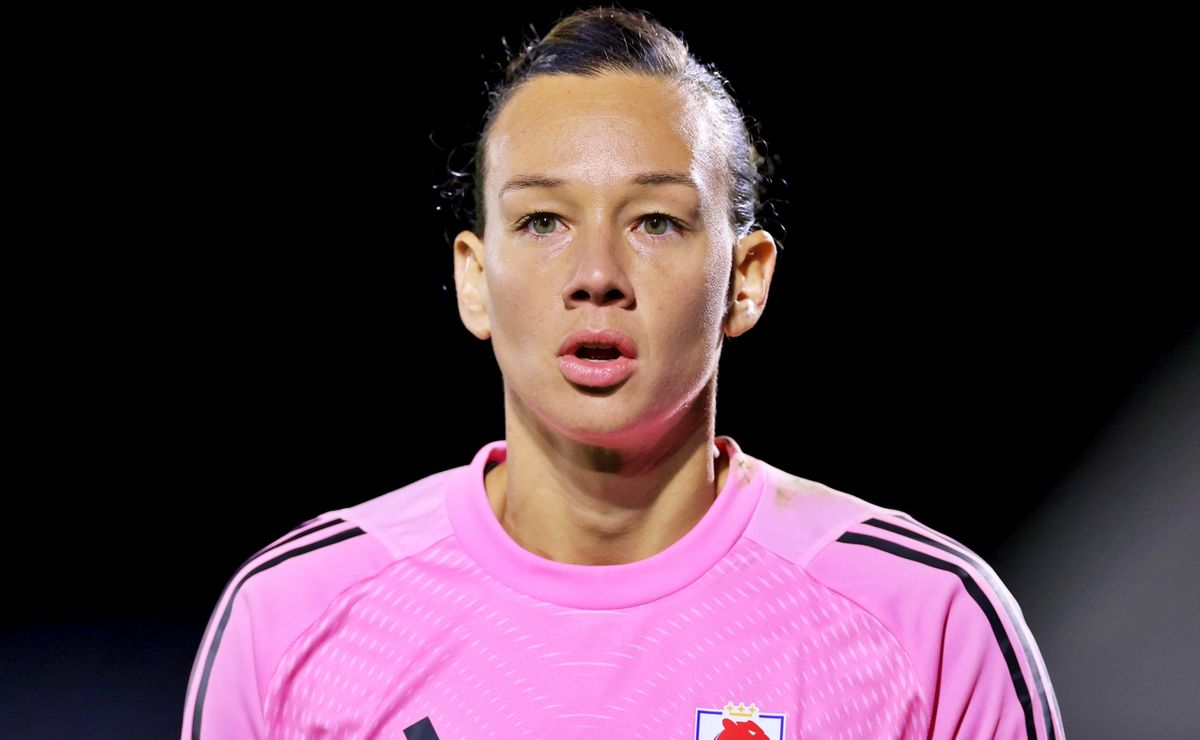 Christiane Endler brilla en Europa: La atajada que mete al Lyon en semis de Champions