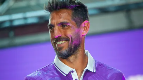 Joaquín Larrivey posó con la nueva camiseta de Deportes Concepción.