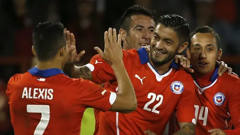 El Chino Millar celebra junto a Alexis Sánchez en la selección chilena.