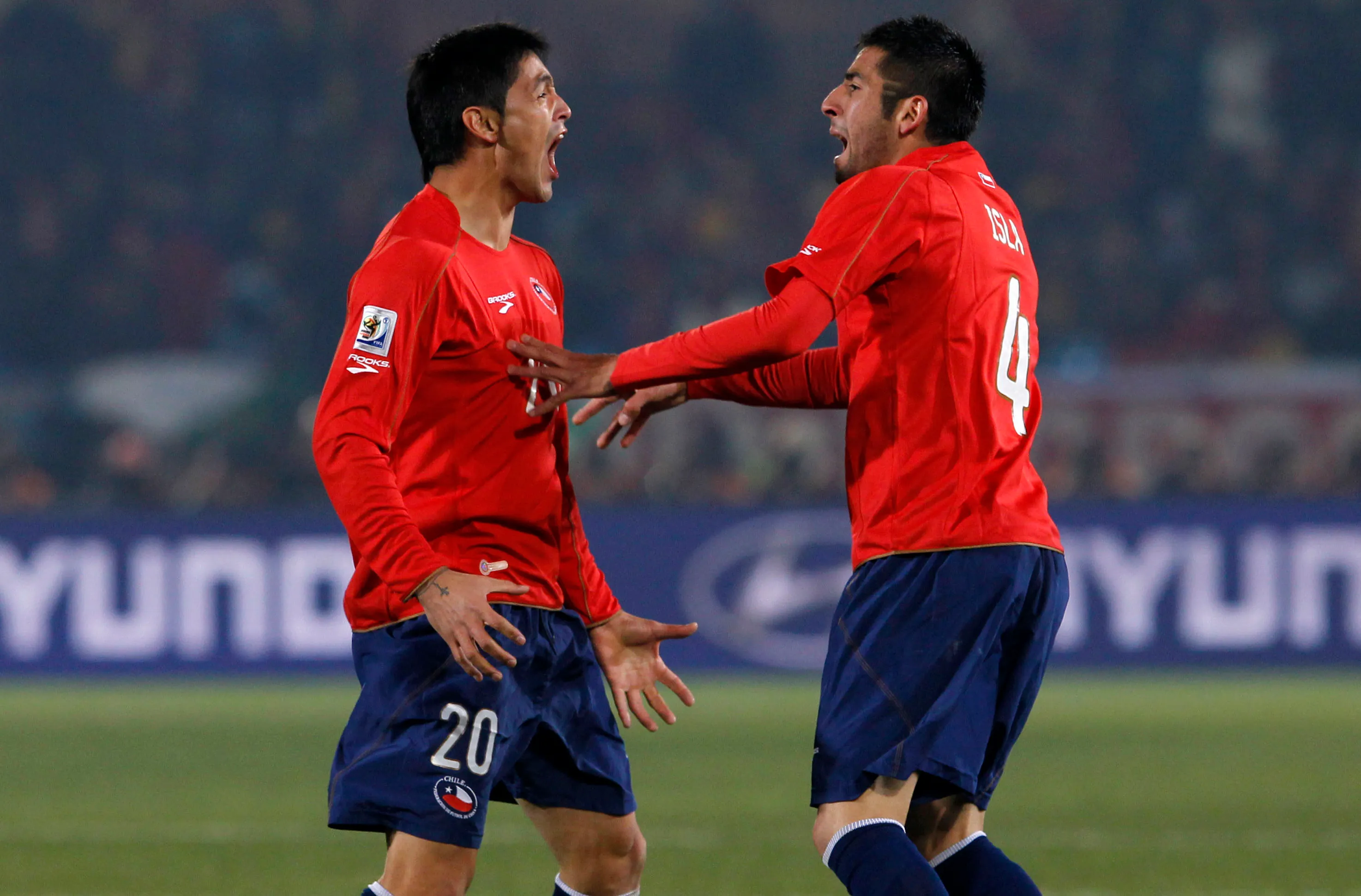 El festejo del Chino Millar, un gran gritador de goles, con Mauricio Isla en Sudáfrica. (ANDRES PINA/PHOTOSPORT).