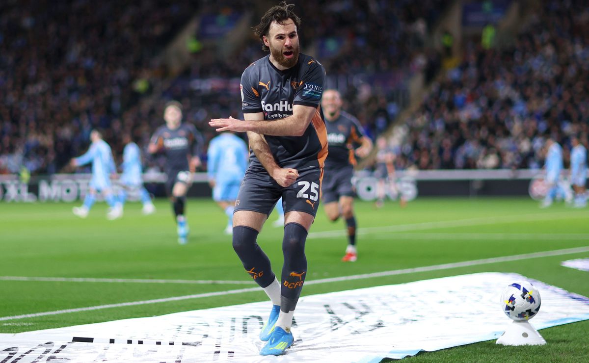 La Roja lo dejó en llamas: Ben Brereton le anota un golazo al líder del Championship