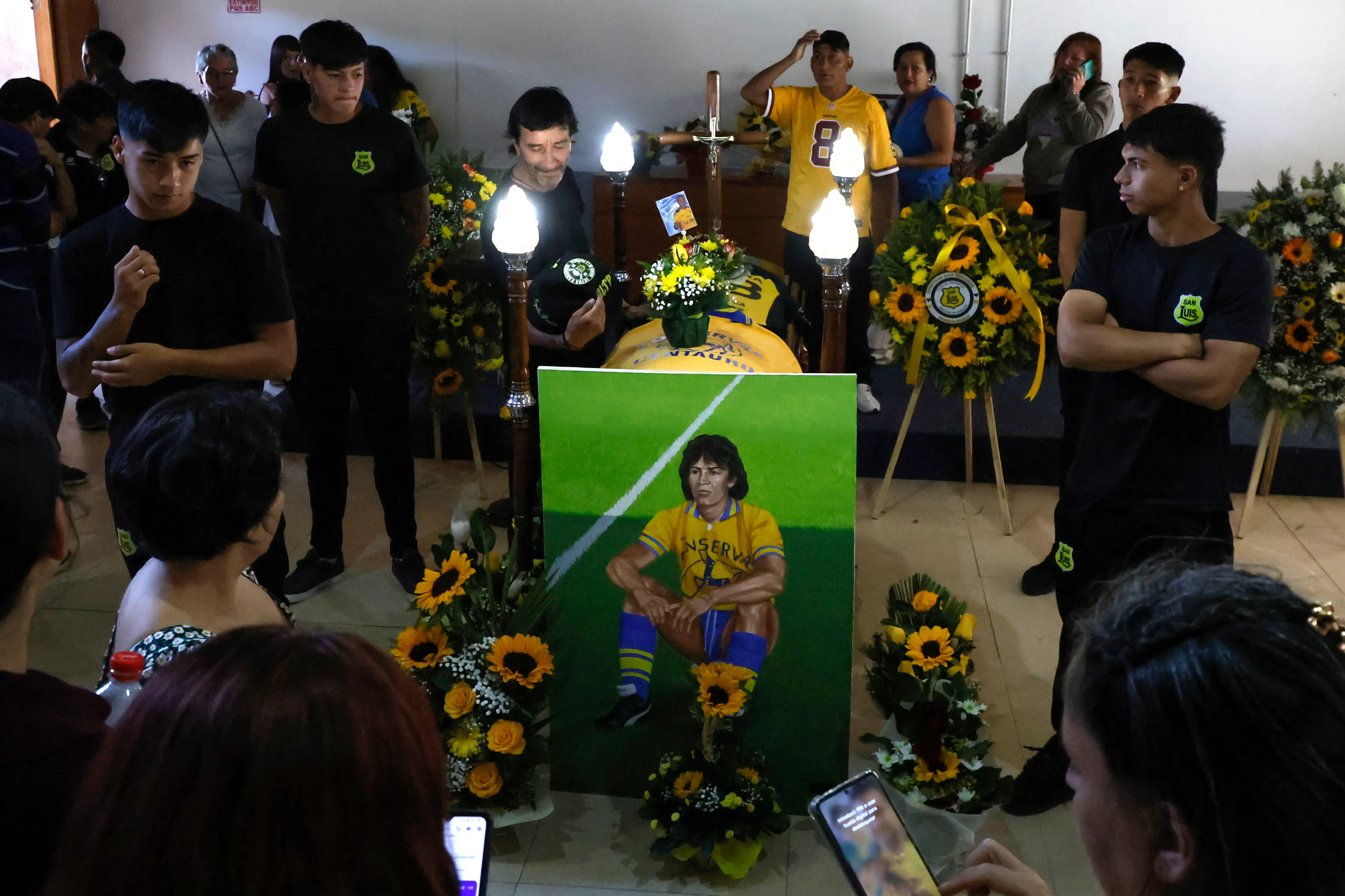 Quillota, 3 de abril 2026
Hinchas de San Luis acompanan el velorio del exfutbolista Victor ‘Pititore’ Cabrera, realizado en el Estadio Lucio Farina
San Luis fans paying their respect in a public wake for ex football player Victor ‘Pititore’ Cabrera, at Estadio Lucio Farina Fernandez
Sebastian Cisternas/Photosport
