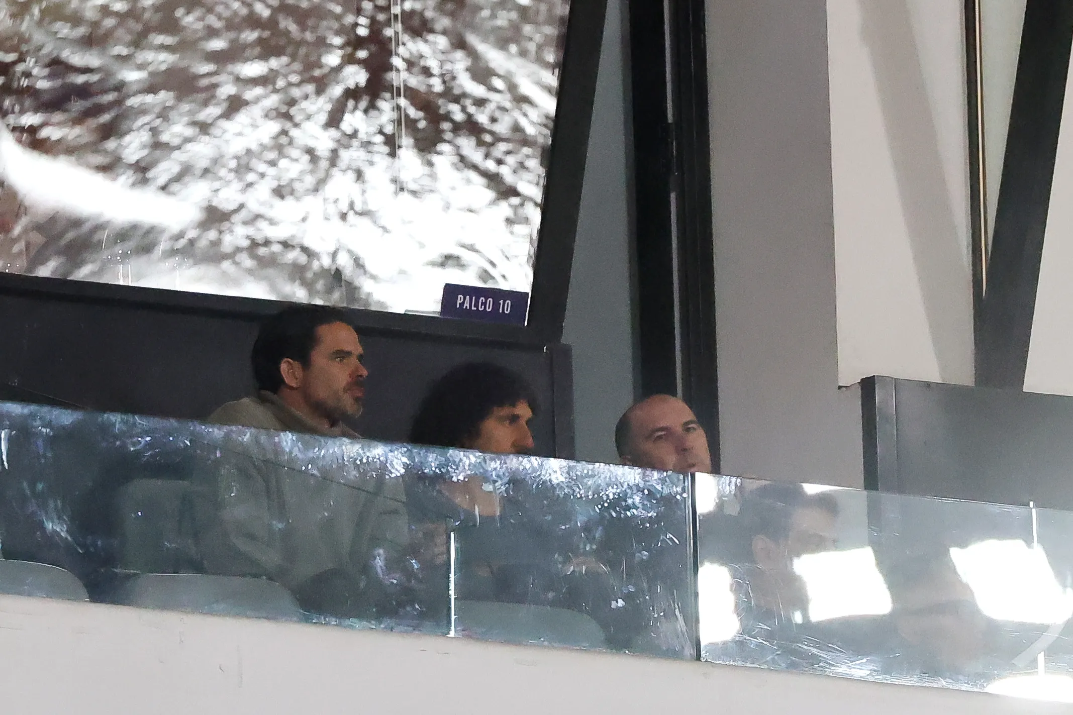 Fernando Gago vio desde la tribuna el último partido de la U vs La Serena. Foto: Jonnathan Oyarzun/Photosport