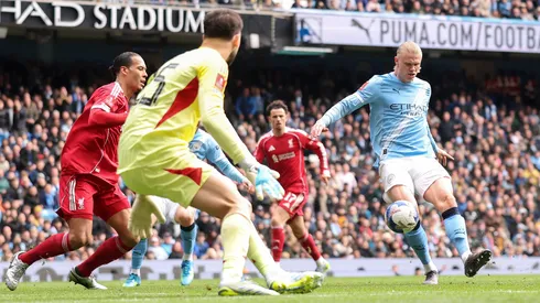 Haaland se llevó la pelota para la casa contra el Liverpool.