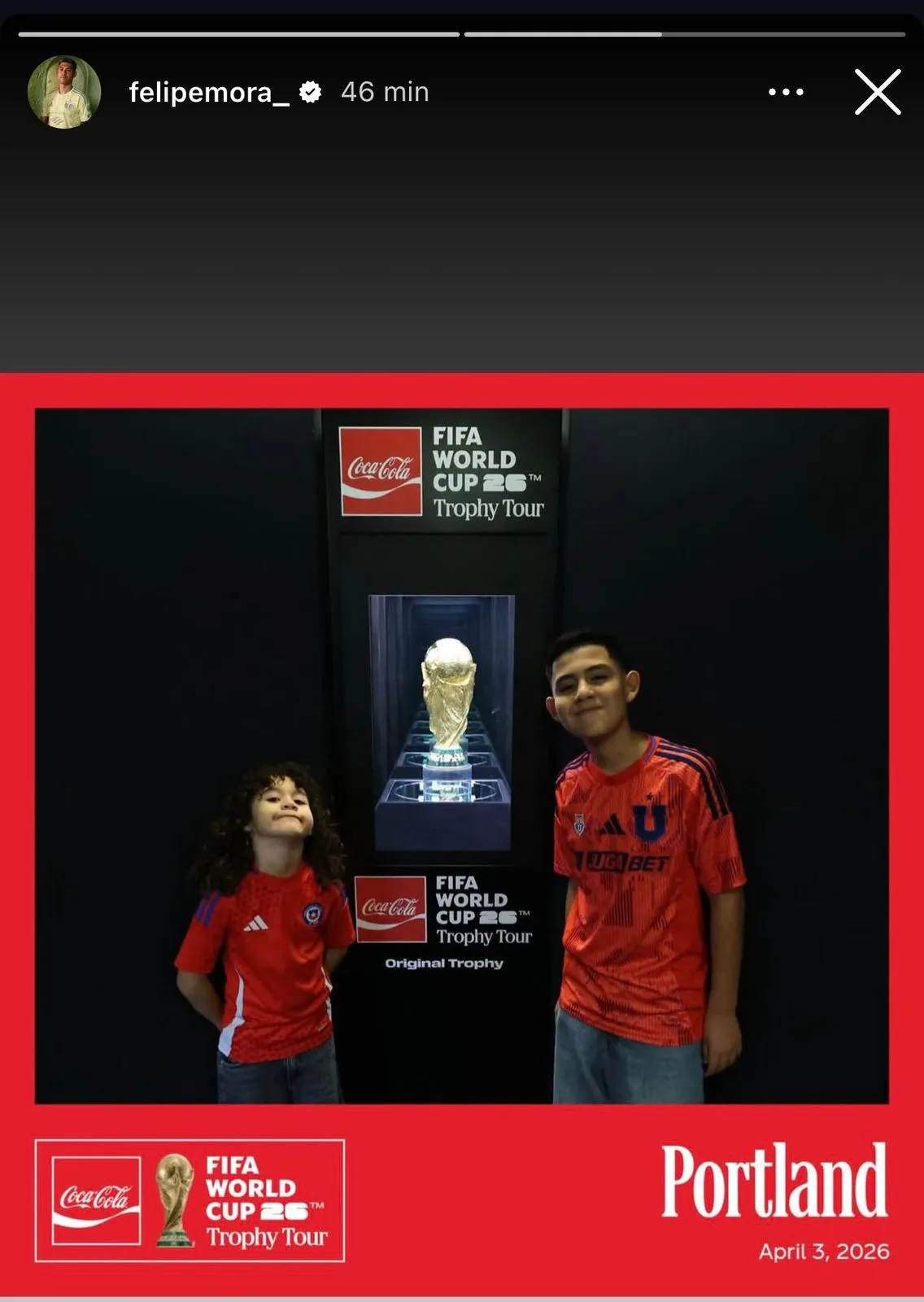 Los hijos de Felipe Mora con la Copa del Mundo | Instagram