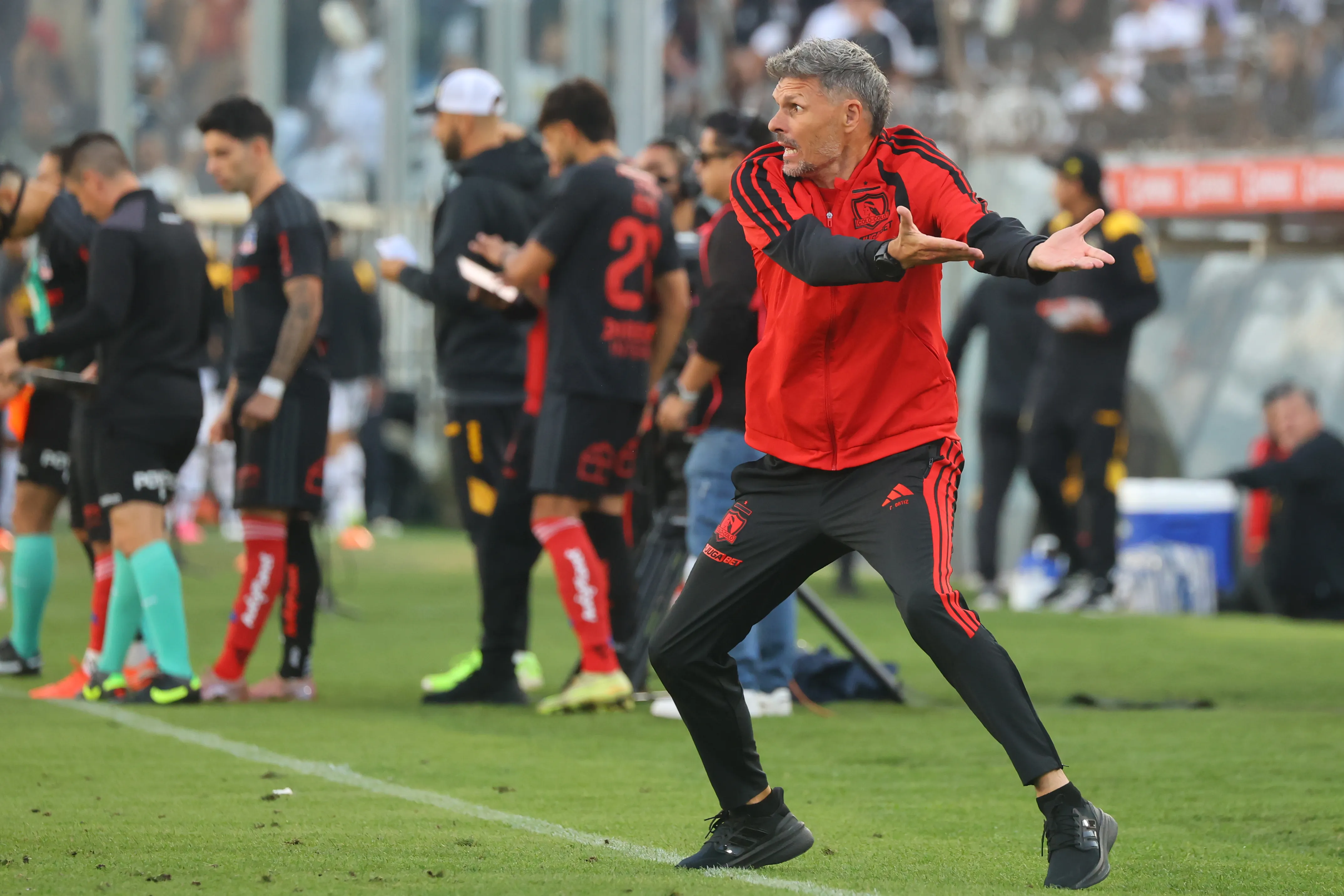 Fernando Ortiz sorprende con cinco cambios en la formación de Colo Colo contra Deportes Concepción. Foto: Photosport.