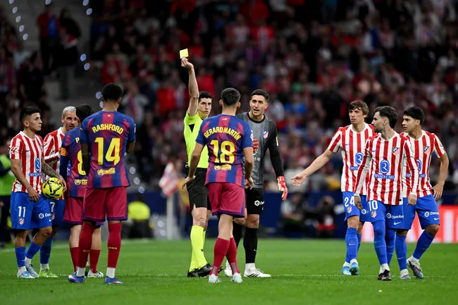 Gerard Martín se había ganado una tarjeta roja en Barcelona, pero el VAR lo salvó y terminaron venciendo al Atlético de Madrid. Foto: Getty Images.