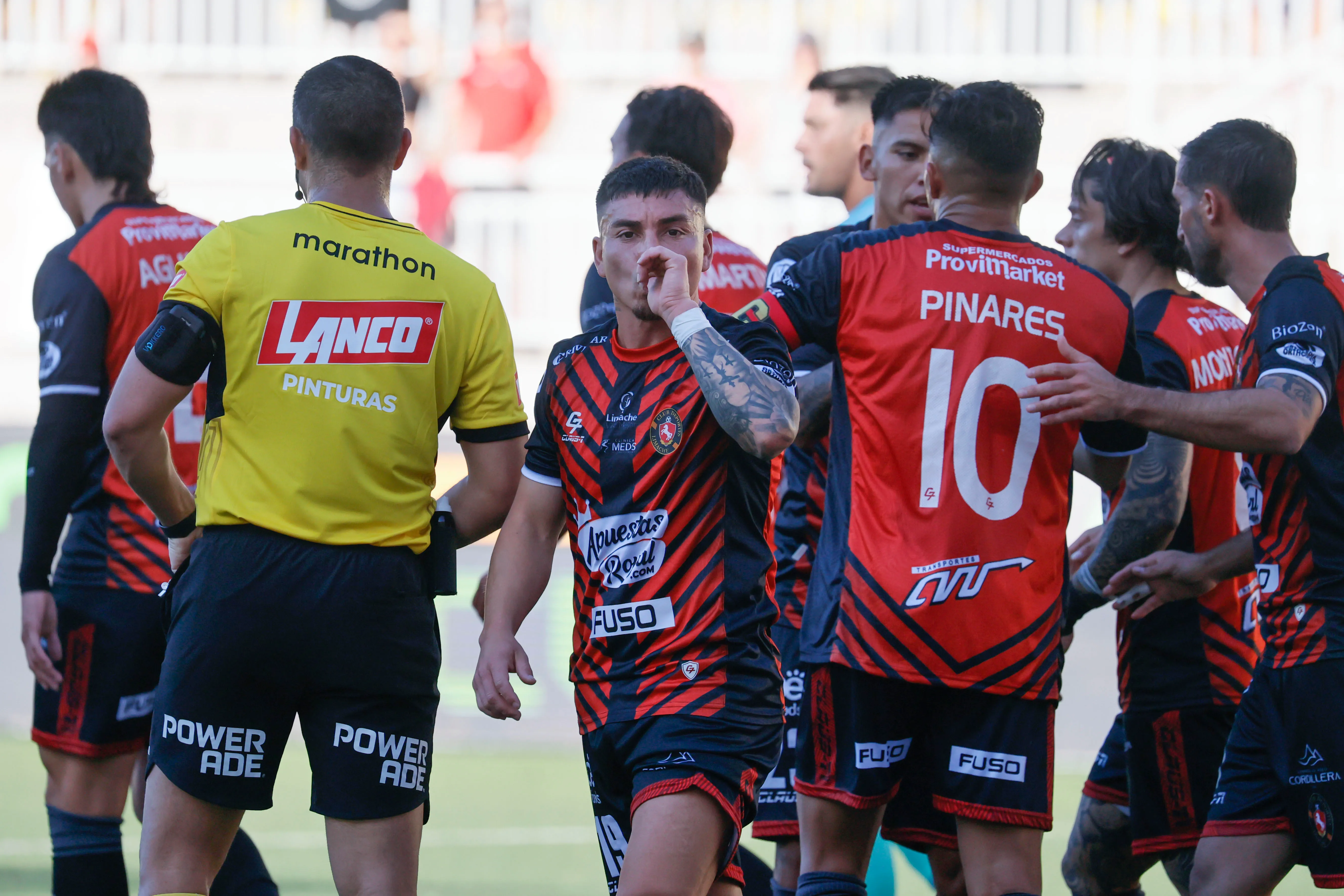 Limache goleó a Unión La Calera y bajó a Colo Colo de la cima de la tabla. Foto: Photosport.