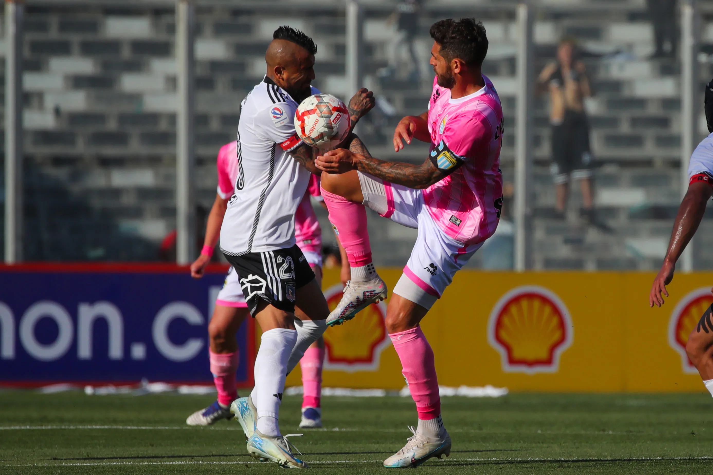 Joaquín Larrivey y Arturo Vidal ya se enfrentaron en el pasado, cuando Colo Colo chocó con Magallanes. Foto: Photosport.