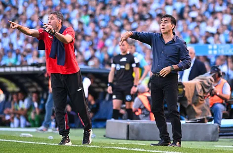 Gustavo Quinteros junto a su ayudante en el Rojo, Leandro Desábato. (Getty).
