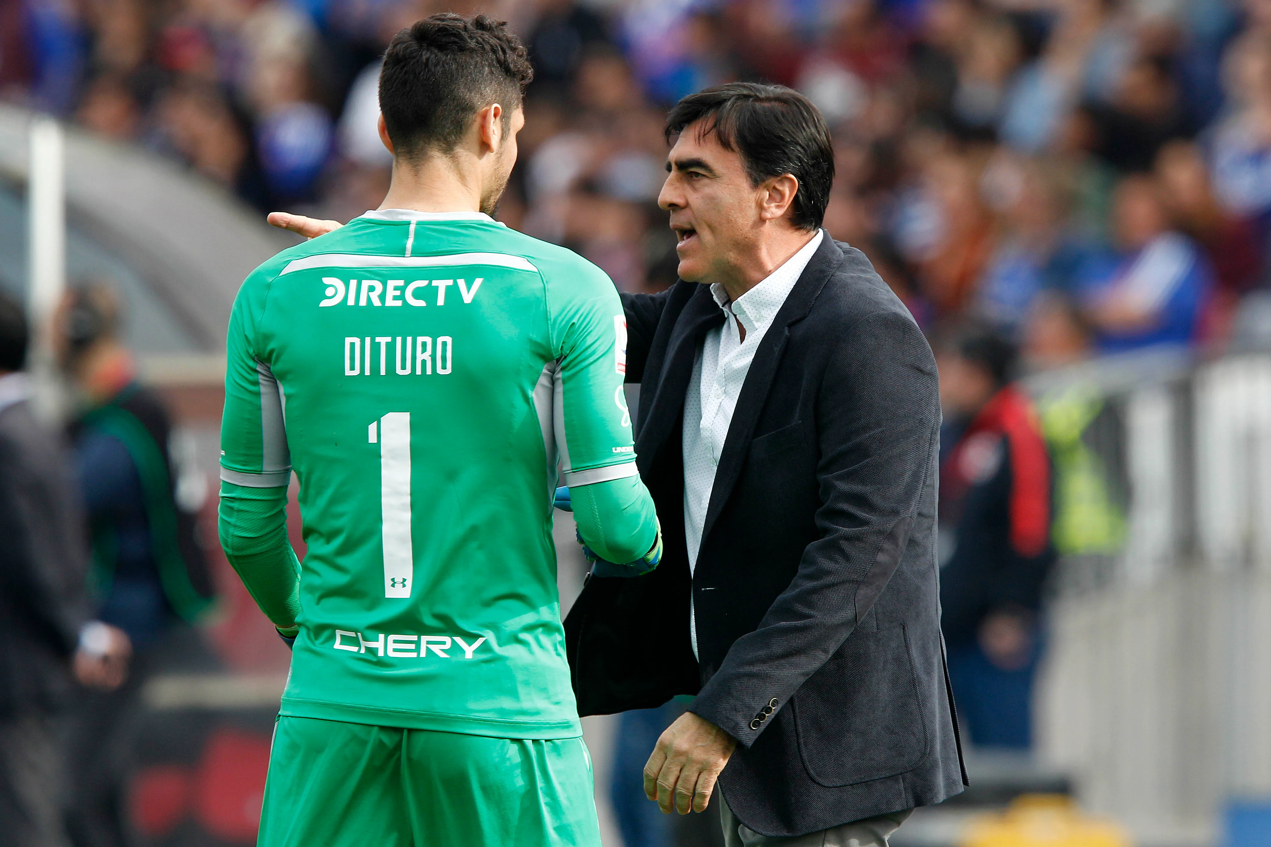 Gustavo Quinteros le da indicaciones a Matías Dituro en un Clásico Universitario. (Felipe Zanca/Photosport).