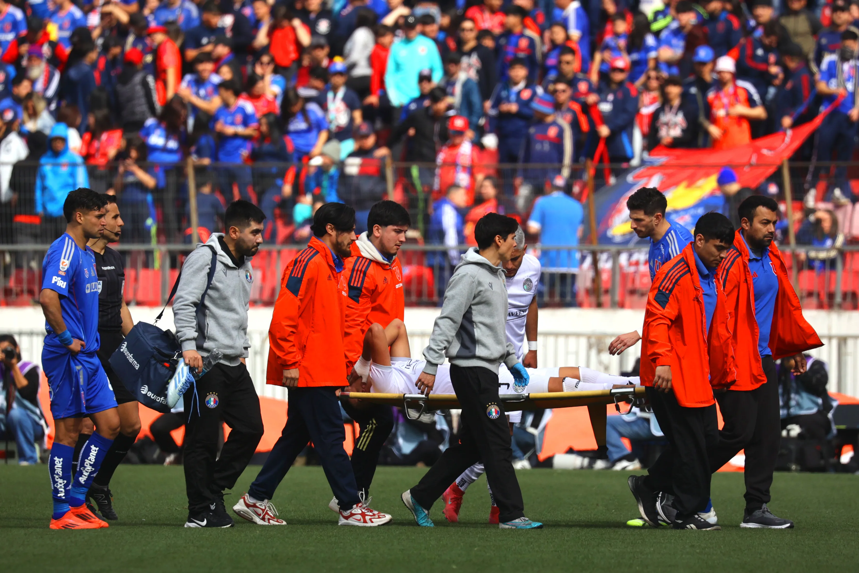 Así sacaron de la cancha a Cristóbal Muñoz. (Dragomir Yankovic/Photosport).