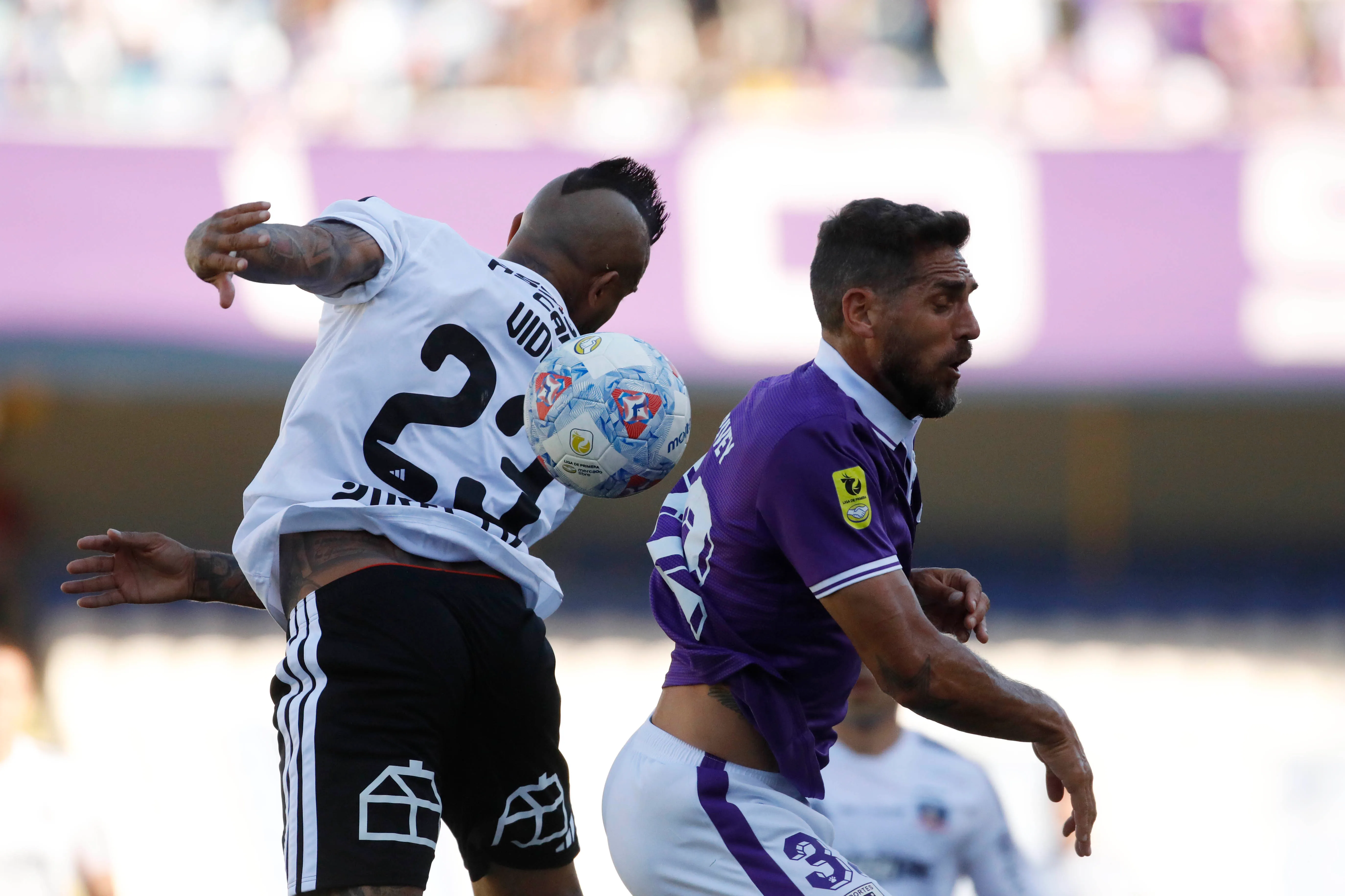 Arturo Vidal lucha un balón aéreo ante Joaquín Larrivey. (Photosport).