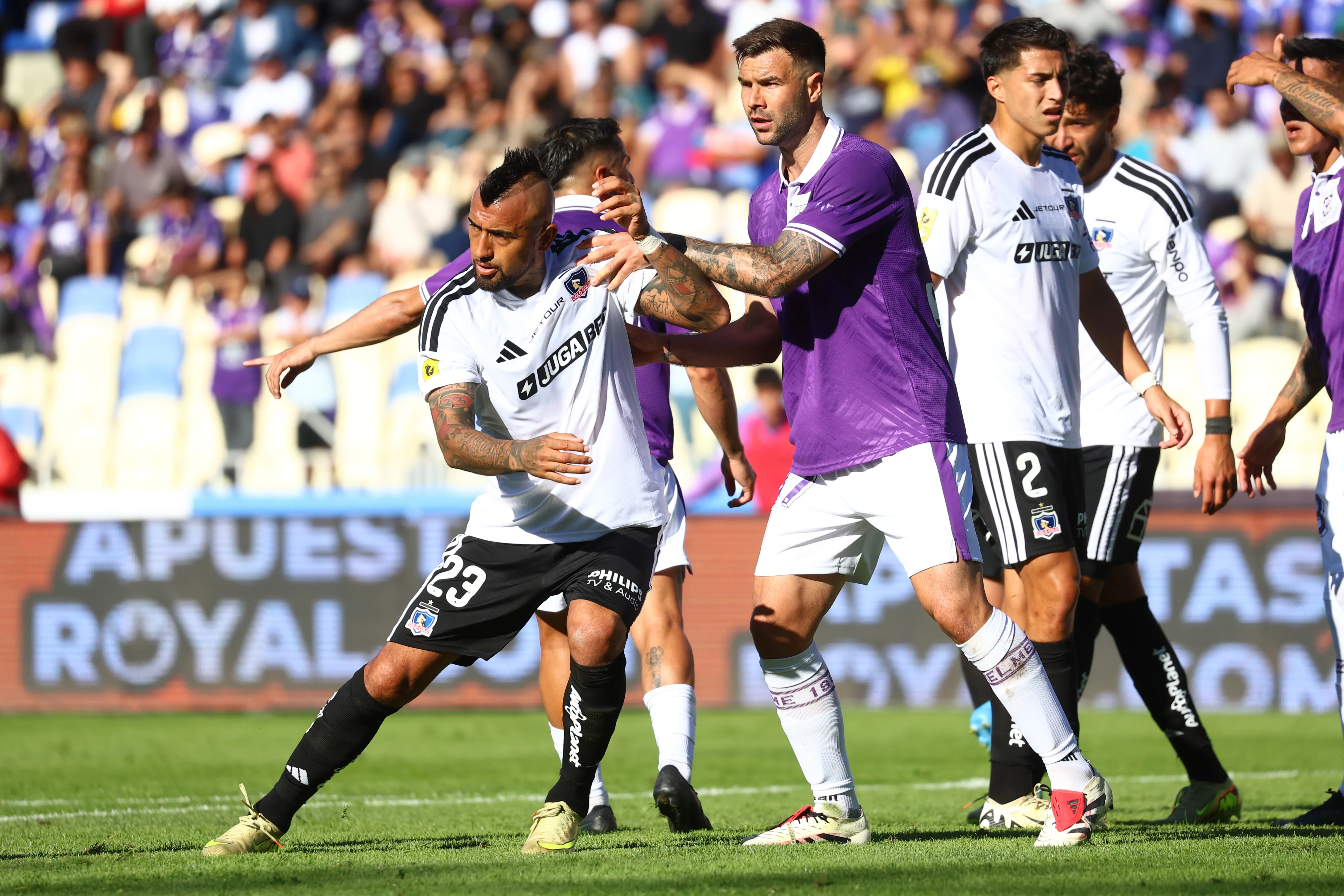 Arturo Vidal lucha con el argentino Fausto Grillo de Deportes Concepción. (Eduardo Fortes/Photosport).