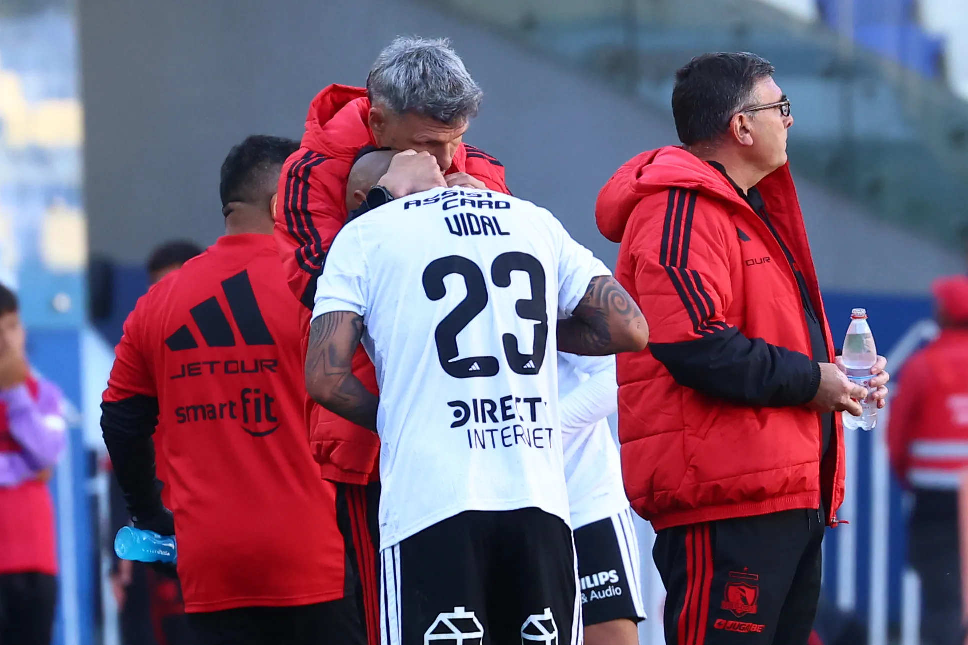 Fernando Ortiz felicita a Arturo Vidal en Colo Colo. Foto: Eduardo Fortes/Photosport