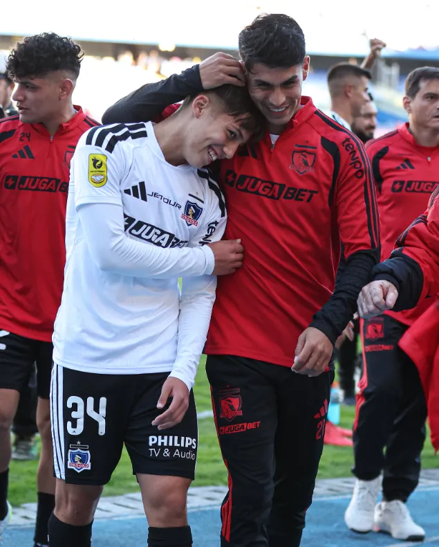 Erick Wiemberg felicita a Rodrigo Catalán, quien se estrenó por Colo Colo. (Foto: Colo Colo).