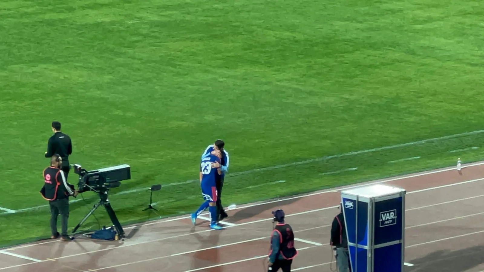 El abrazo de Fernando Gago para Ignacio Vásquez. (Foto: Cristián Fajardo | RedGol).