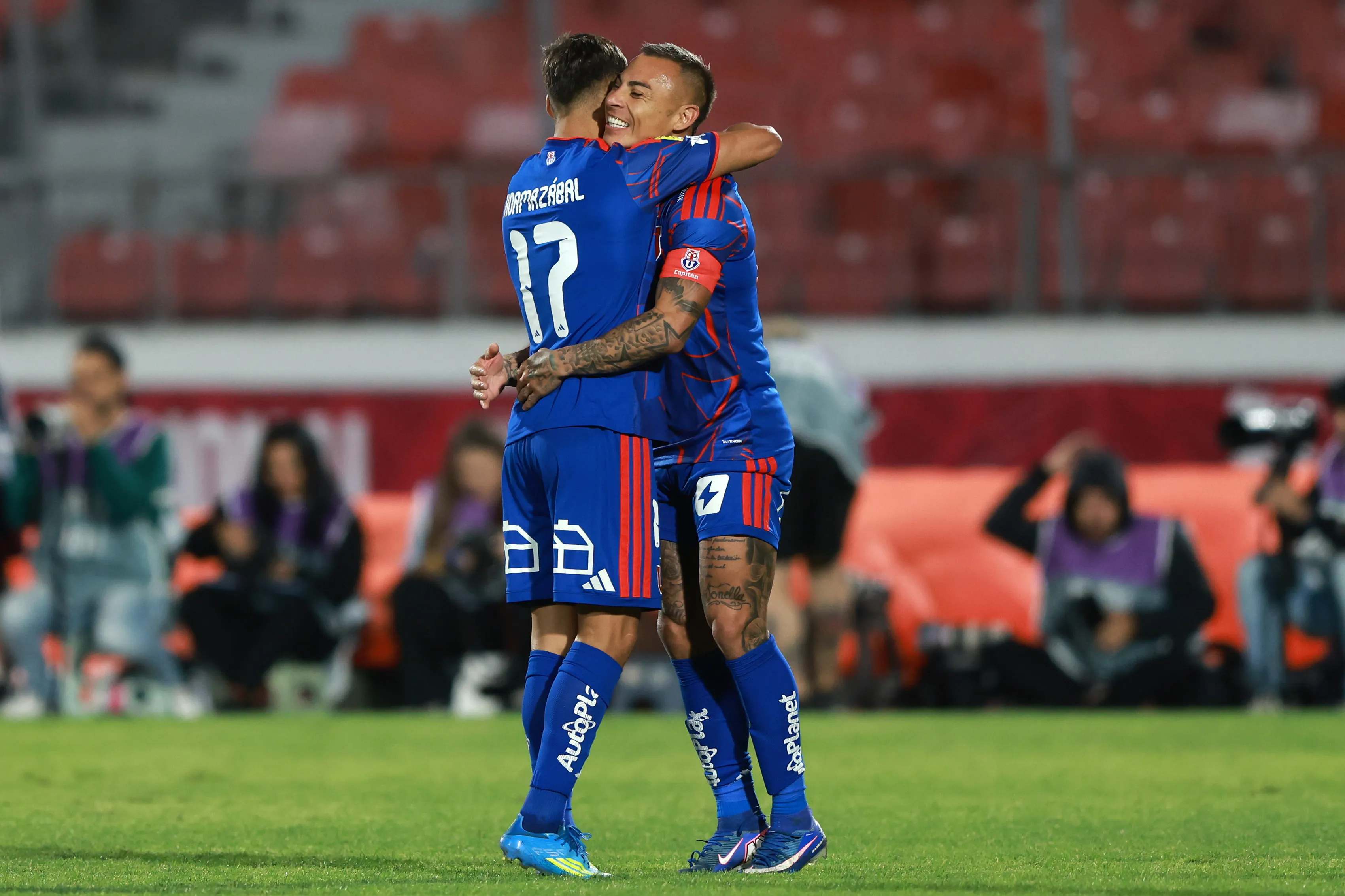 Eduardo Vargas celebra junto a Fabián Hormazábal el 1-0 de Universidad de Chile vs La Serena. (Felipe Zanca/Photosport).