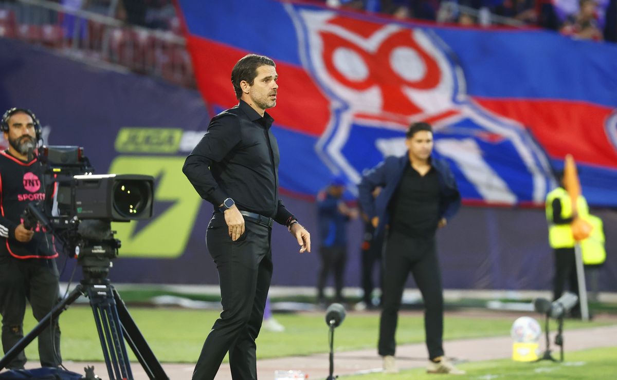 Gago juega a las escondidas y ni con el 4-0 se suelta en U de Chile: “Queda ahí adentro”