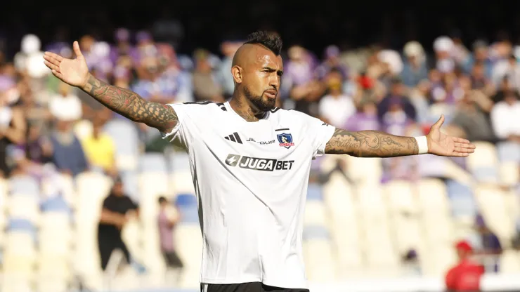Vidal se regocija con sus compañeros.