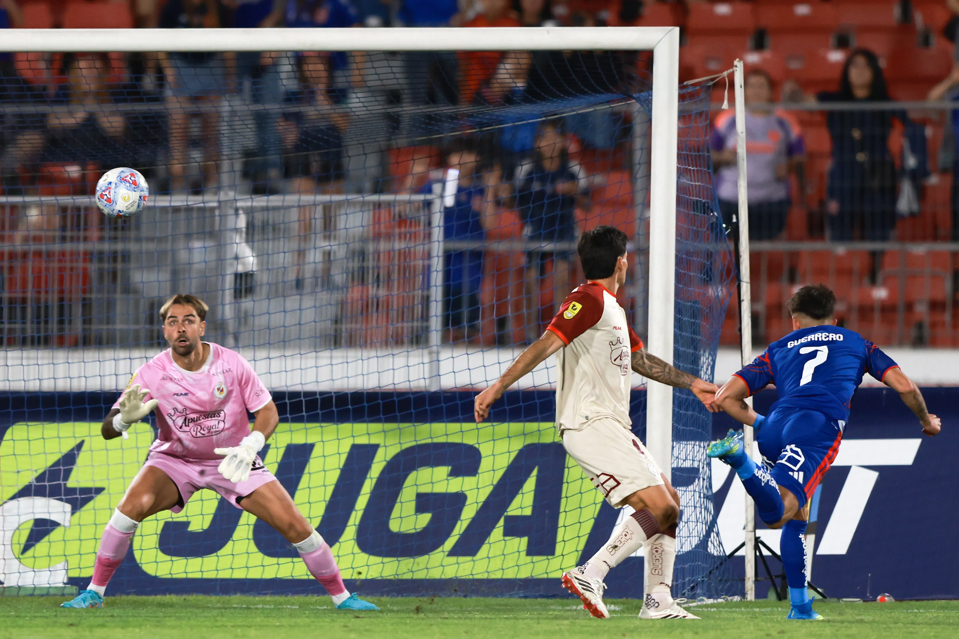 Maxi Guerrero cabeceó un centro de Israel Poblete y celebró ante La Serena. (Felipe Zanca/Photosport).
