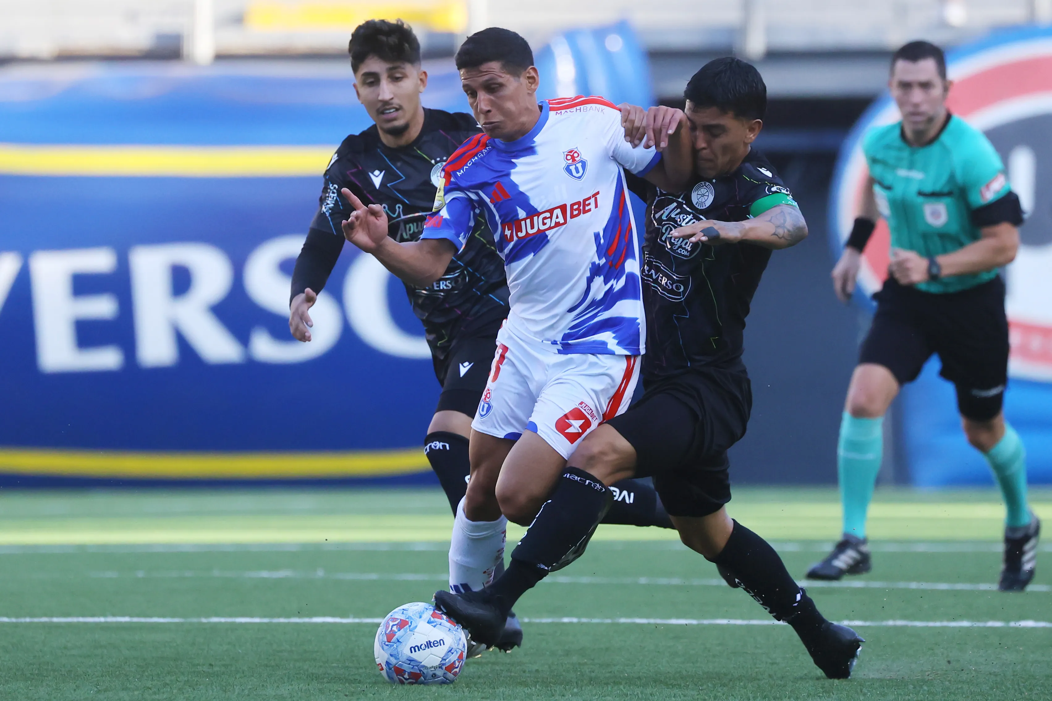 Israel Poblete en acción ante el Audax Italiano. (Jonnathan Oyarzun/Photosport).