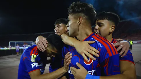 El "8" celebró junto a Fabián Hormazábal el 1-0 de la U ante La Serena.