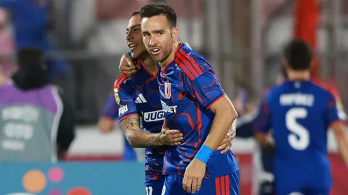 Matías Zaldivia celebra junto a Eduardo Vargas en la paliza a La Serena.