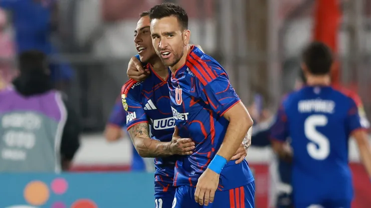 Matías Zaldivia celebra junto a Eduardo Vargas en la paliza a La Serena.