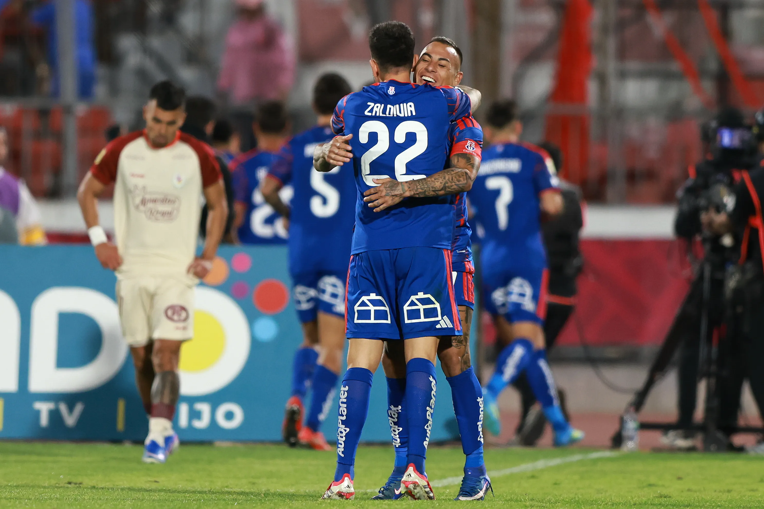 Así celebraron Matías Zaldivia y Eduardo Vargas el gol de Fabián Hormazábal a La Serena. (Felipe Zanca/Photosport).